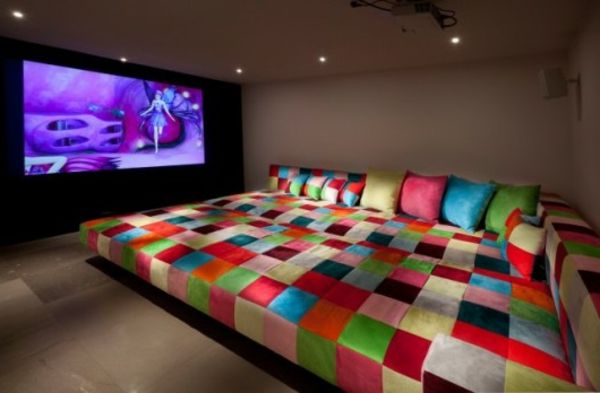 stressiz ev sineması abartılı yatak çok renkli yastıklar atmak