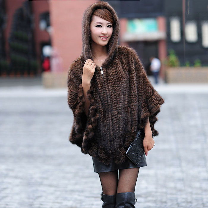 en brun huva poncho en outfit med en kort läder kjol - virka poncho