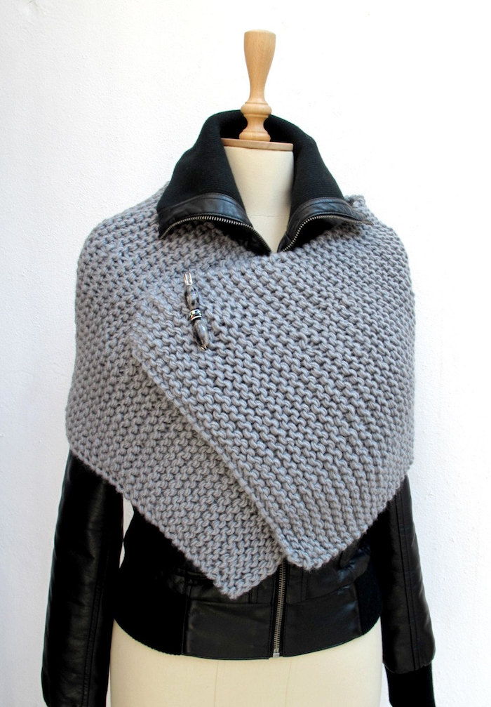 Crochet pončo zelo majhen v sivi pončo - lahko nosite na usnjeni jakni