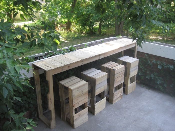 vier zelfgemaakte stoelen en een tafel gemaakt van oude pallets - idee voor zelfgemaakt palletmeubilair voor de tuin en exterieur