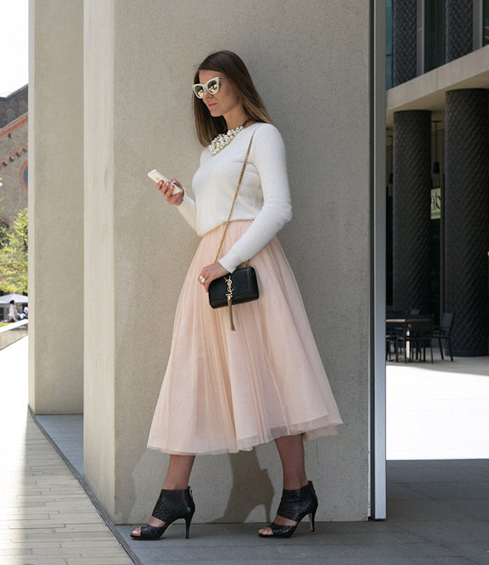 boho elegantă femeie frumoasă combinație contrast negru alb roz ysl pungă sac pantofi alb negru bluză roz fustă retro ochelari retro