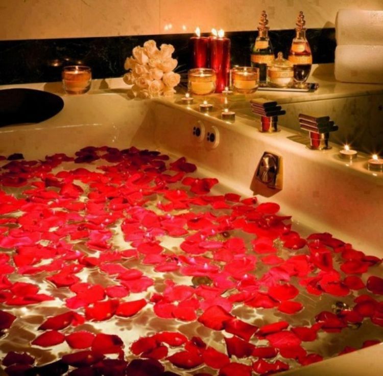 sūkurinė vonia-rosenbläter-gėlės-žvakės-akcentai-in-raudona-in-balta-miegamasis