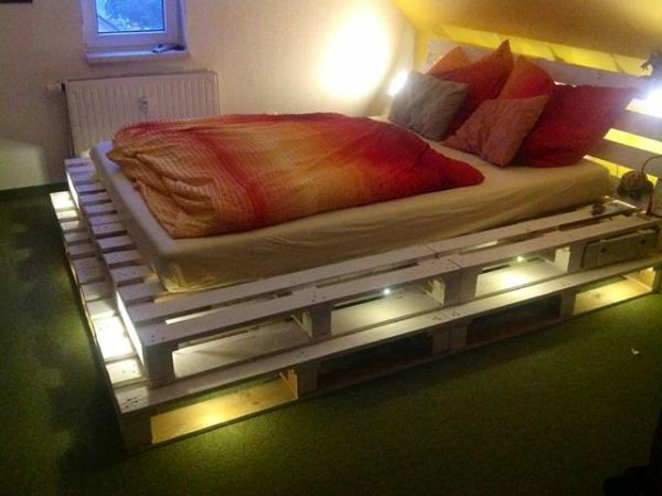 Super-lit-bed-off-paller - ved siden av et lite vindu