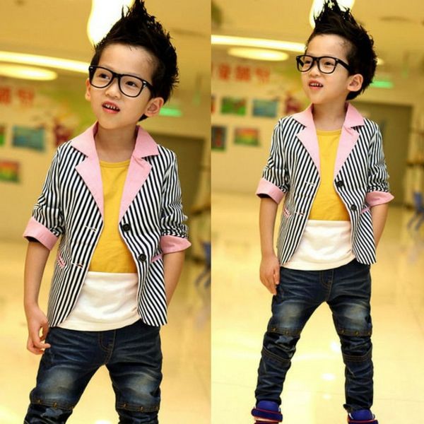 Super-cool vyzerajúci chlapec-s-ultra moderné oblečenie