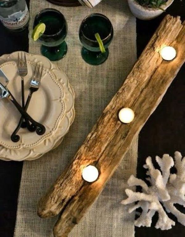 Žvakių laikiklis, pagamintas iš dreifuotų medžių ant stalo