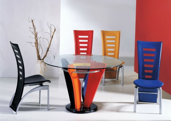 super-inšpirujúce farebné kuchynské stoličky - okolo okrúhleho skleneného stola