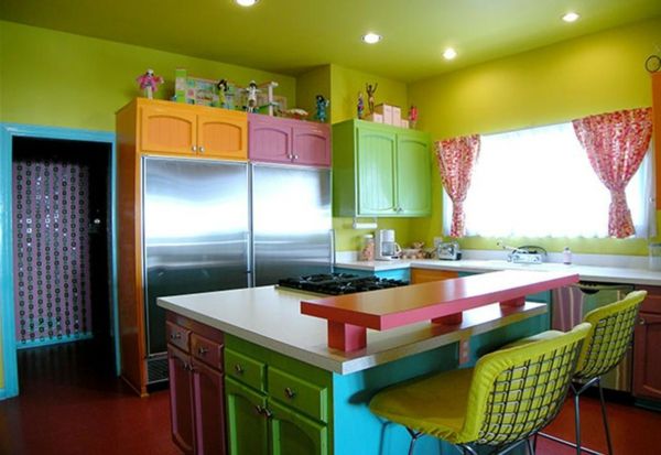 idei de culori bucatarie - nuante colorate de gătit insulă două bar scaune perdele mici