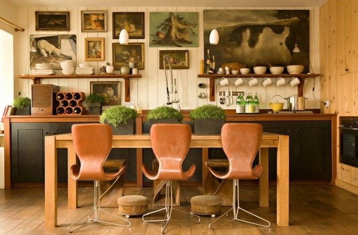 super-vakre-kjøkken-med-tre-vintage-stoler-effektive retro-deco