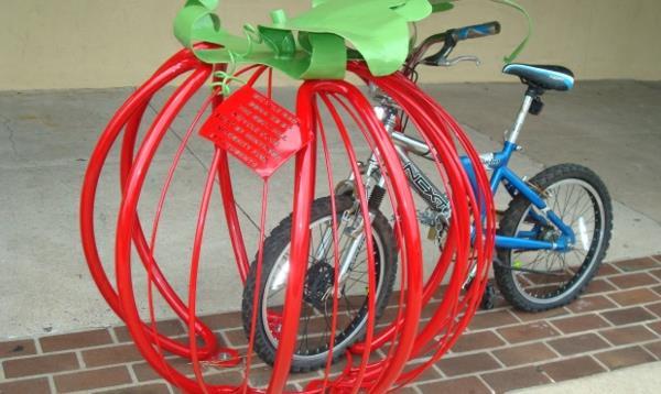 super ładny rower stand-in-a-forma pomidorów