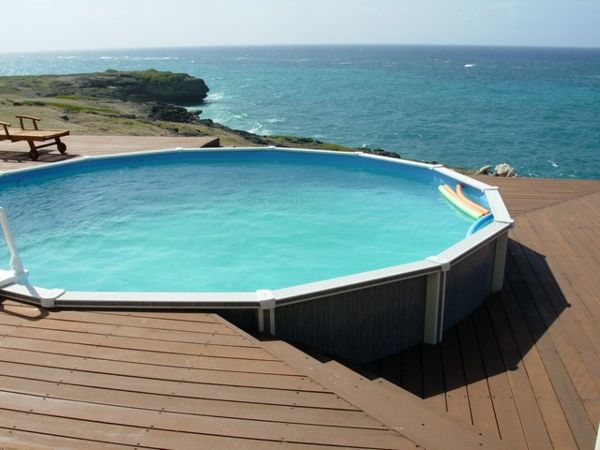 super krásny okrúhly bazén s krásnym výhľadom na more