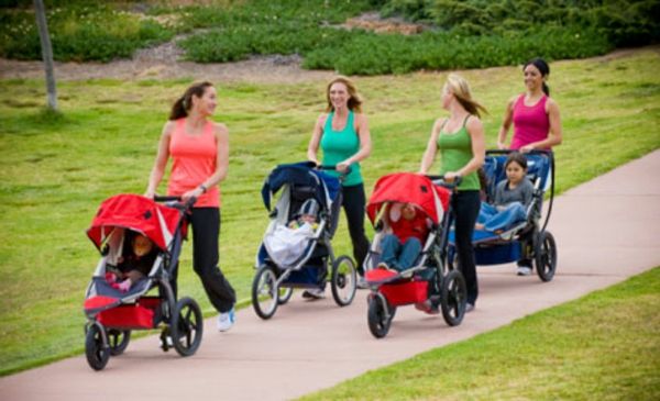 süper güzel-resim-içinde-dört anneler-ile-puset alma yürüyüş-parkı