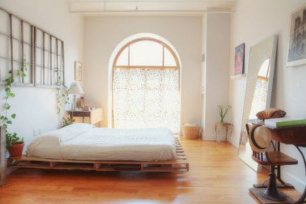 super-mooi-slaapkamer-met-een-bed-of-pallets