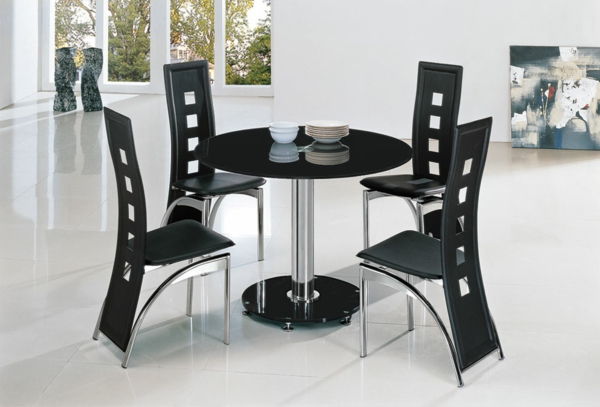 Moderné čierne kuchynské stoličky v bielej miestnosti