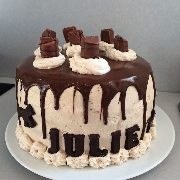 Kinderriegel dekorasyonu ile Julie için çikolatalı kek - çikolatalı kek