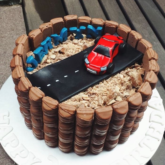 Bir araba ile küçük bir çocuk için çikolatalı kek için mükemmel bir hediye