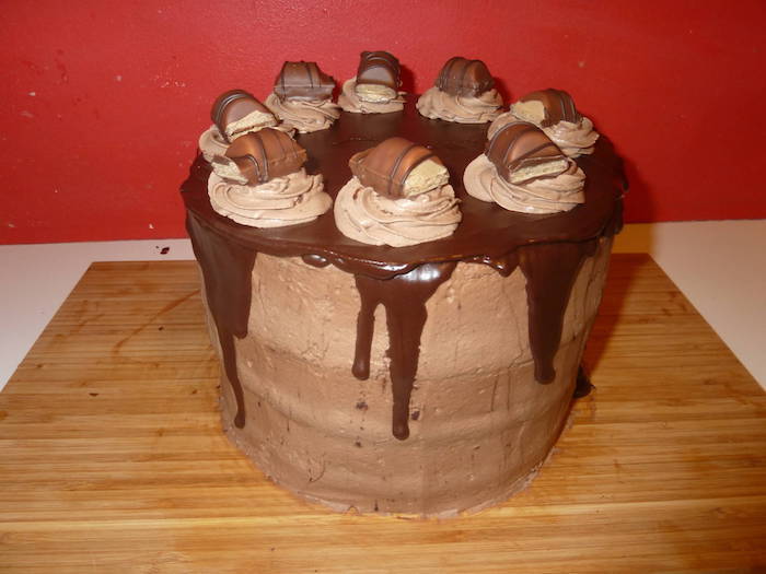 dekorasyon olarak çocuk çikolatalı çocuk çikolatadan yapılmış bir çikolatalı kek