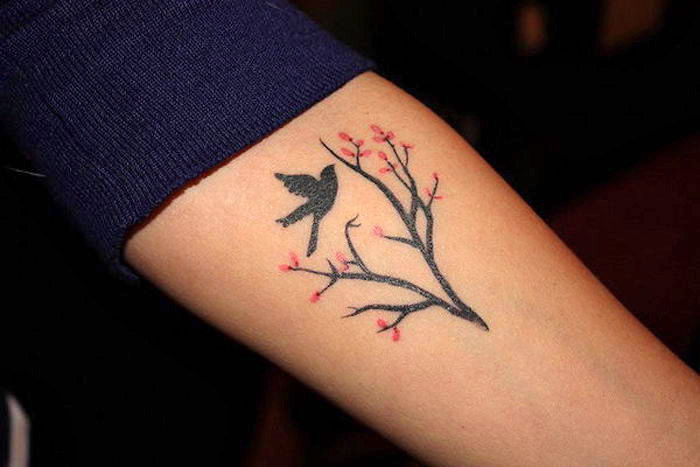 simbol al forței și libertății, tatuaj mic cu motiv de pasăre, ramură cu flori