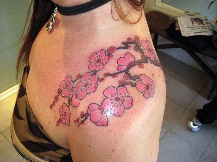 tatuaj flori de cireșe, tatuaj umăr, tatuaj colorat cu motive de floare