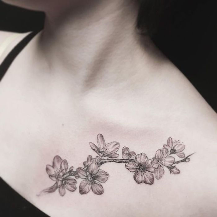 simbol al sănătății, tatuaj cu motive florale în negru și gri