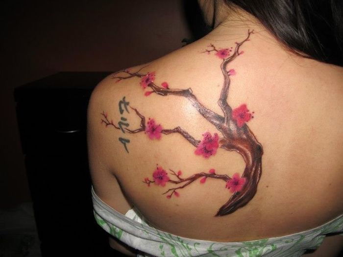 simbol al sănătății, cireș cu flori roz, tatuaje înapoi