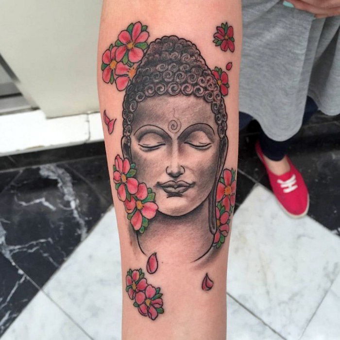tatuaje semnificative, tatuaj buddha motiv pe antebraț, flori de cireș roz