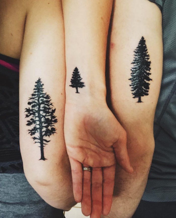 Trei frați care au tatuaj de copac, cei mai în vârstă, cu atât este mai mare tatuajul arborelui pentru frații