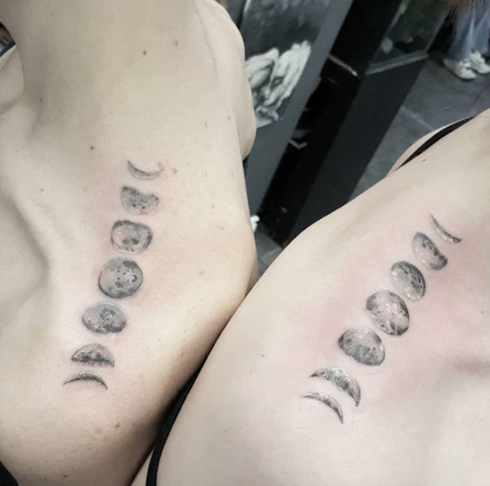 getatoeëerd de fasen van de maan op de schouder - broer of zus tattoo