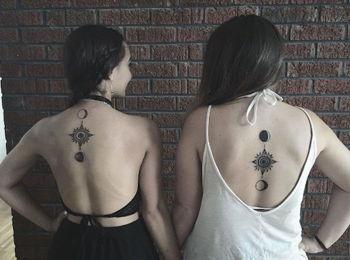 omgekeerde symbool op tatoeages van twee zussen - broers en zussen tatoeages op keerzijde