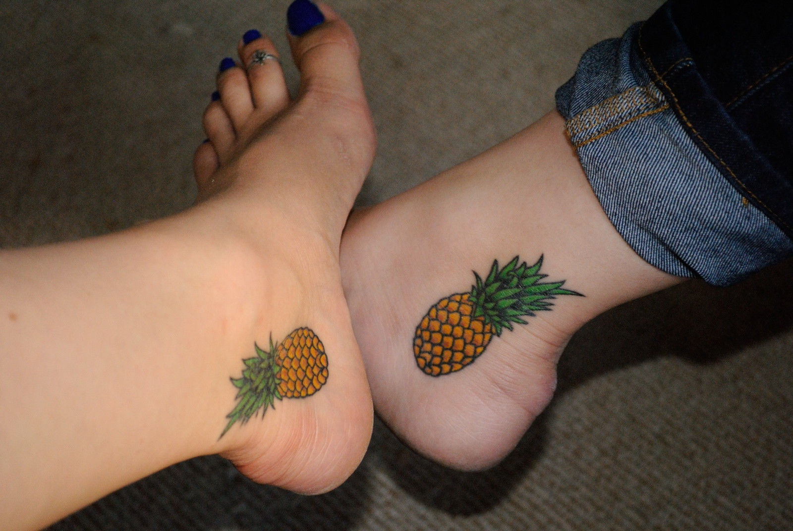 Vruchtentattoos met ananasgekleurde tatoeages op de voetzetters, tatoeages