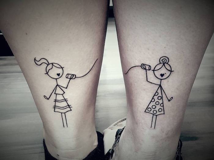 twee meisjes prikten op hun benen met harten als mond tatoeages voor zus