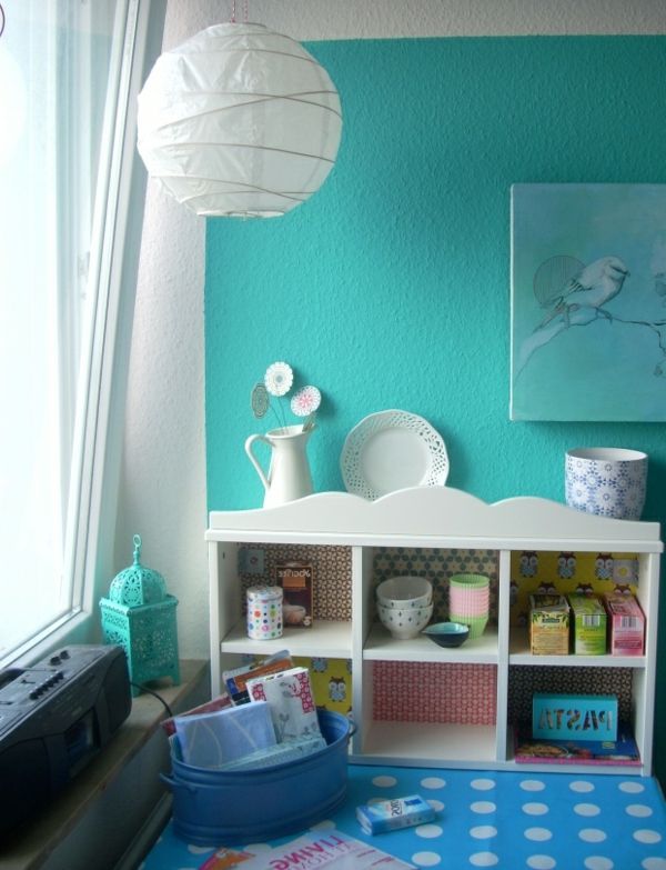 tyrkysová-obývacia izba-modrý koberec-na bielych kruhoch-biely-luster