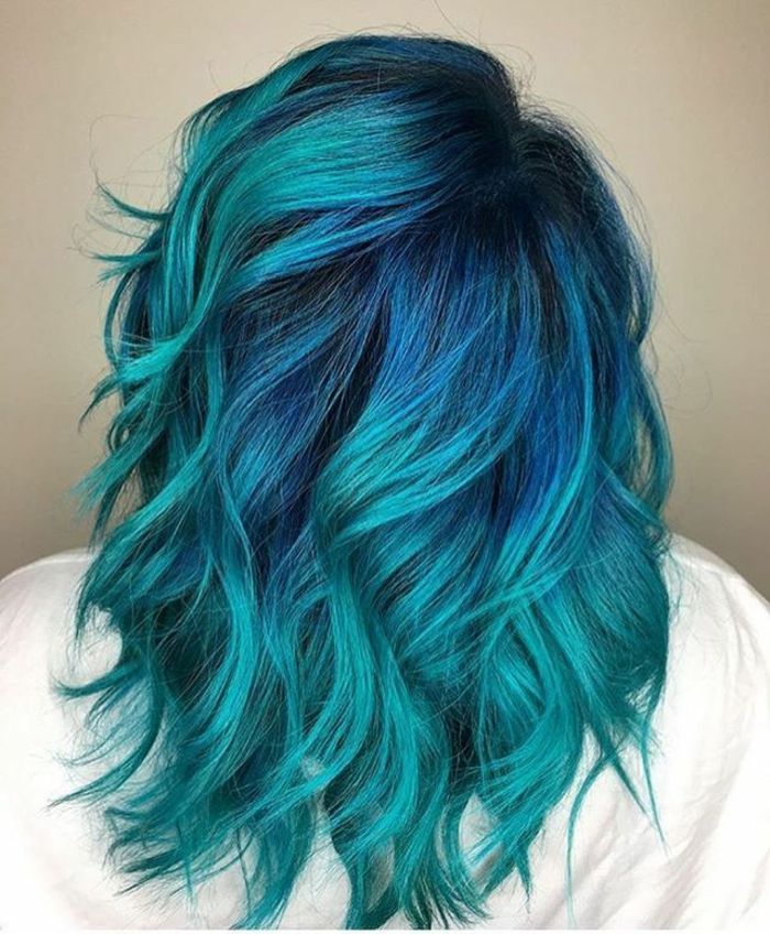 Cabelos coloridos, diferentes tons de azul - azul escuro e turquesa, penteados femininos para um visual atraente