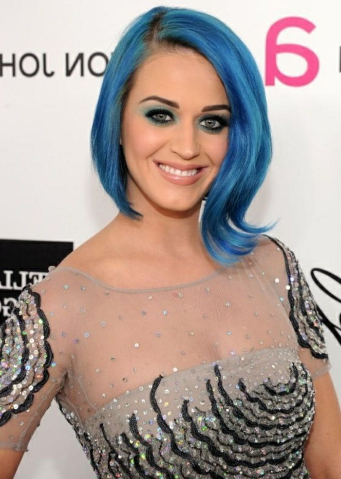 Katy Perry com penteado de bob azul, batom mate, sombra azul, vestido de noite, decorado com cristais
