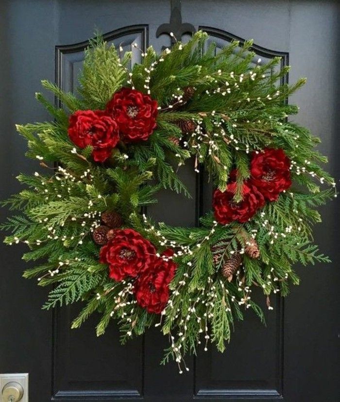 tuerkraenze-christmas-zeleno-pobočky-červeno-kvety-black-dvere