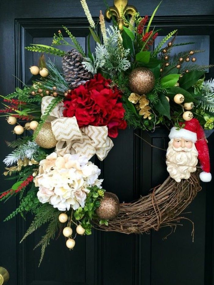 tuerkraenze-christmas-branch-biele kvety-zlaté vianočné ozdoby a bielo-loop