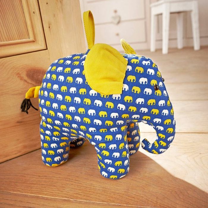 en elefant med små elefantmotiver med gul hale og ører for tunge dører