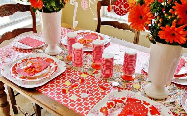 Kırmızı masa dekorasyonu şık kareler-beyaz vazo kırmızı mumlar