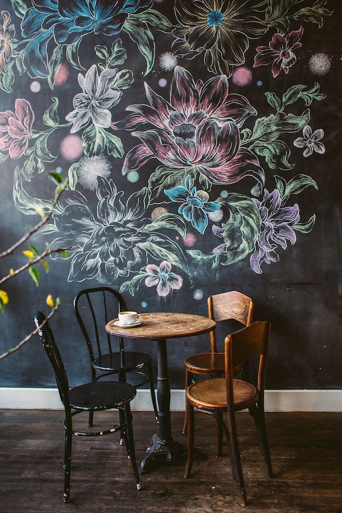 kavos kampe su dažytomis gražiais, spalvingomis gėlėmis - sienų spalvų idėjomis