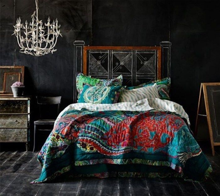 lova su rateliu, dekoruotu kreida - puikios sienų spalvos idėjos