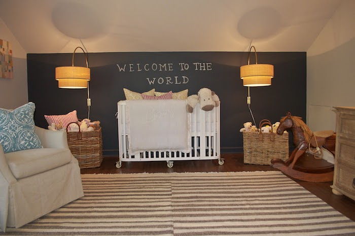 vaikiška kūdikiams su lenta ant sienos per kūdikio lovą