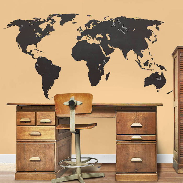 svetovni zemljevid na steni folije iz črne plošče v študiji za zapomnitev potovalnih destinacij