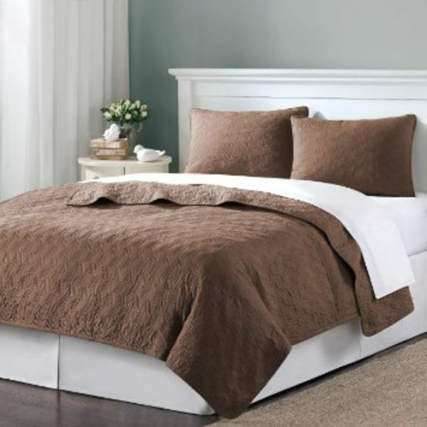 sängsäck-i-brun-för-en-modern-säng-design - vita gardiner