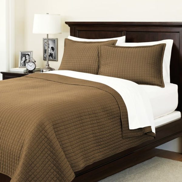 yatak örtüleri-kahverengi-için-modern-yatak odası - yanında bir lamba
