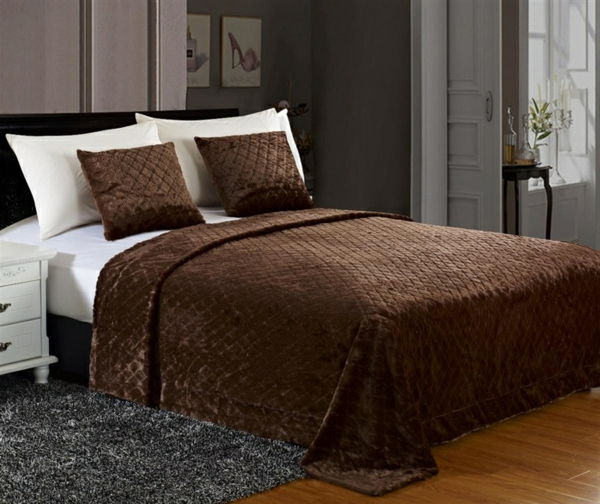 sprei-in-bruin-mooie-slaapkamer - gooi kussen op het bed