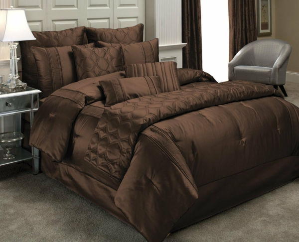 Šiuolaikiškoje lovoje padėkos lovatiesės-rudos spintelės