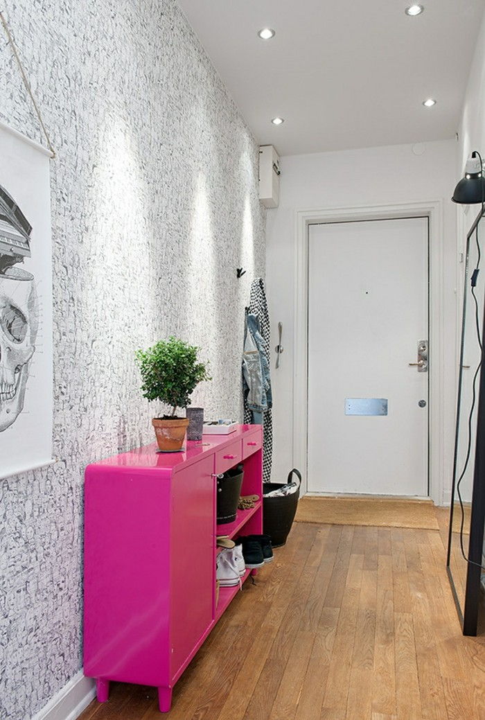 wallpaper-for-the-hallen grå-motiv-in kontrast till rosa-shelf