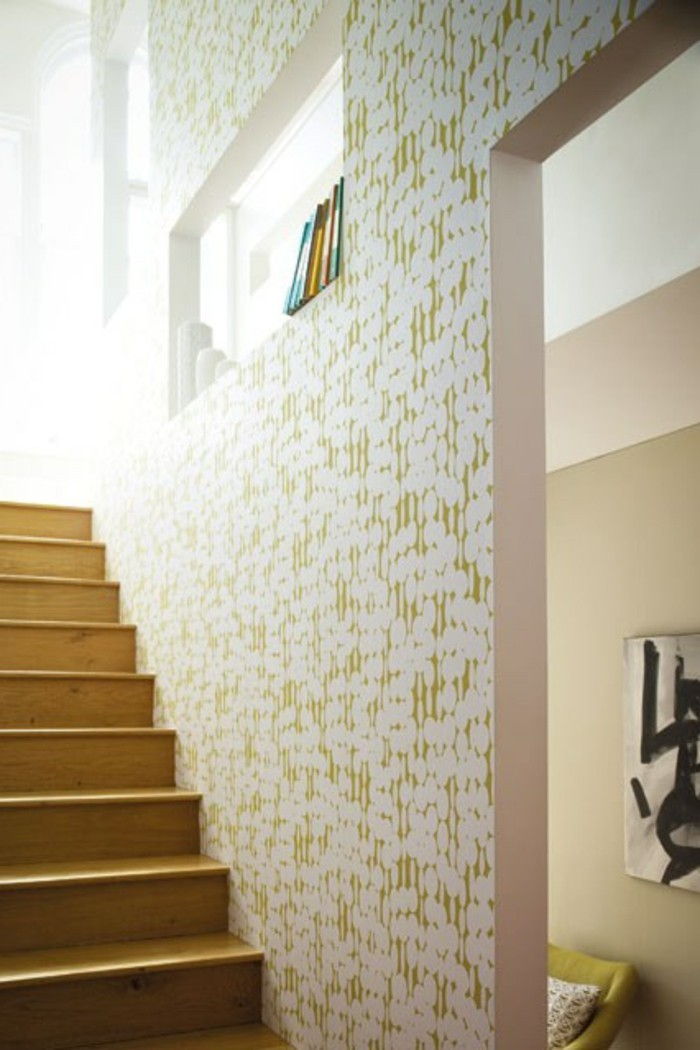 Duvar kağıdı-için-koridor-ile-altın-desen-of-the-merdiven
