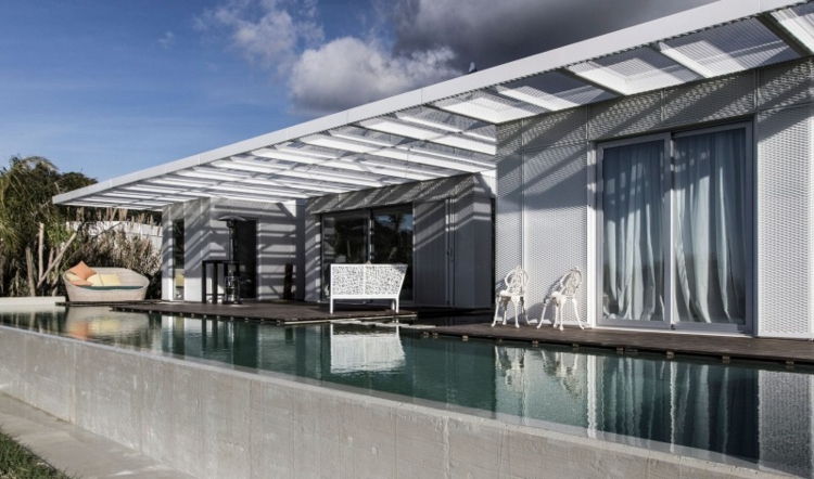 Pergola-lemn-alb-nobil-chic-design modern-rip-piscină-grădină-terasă