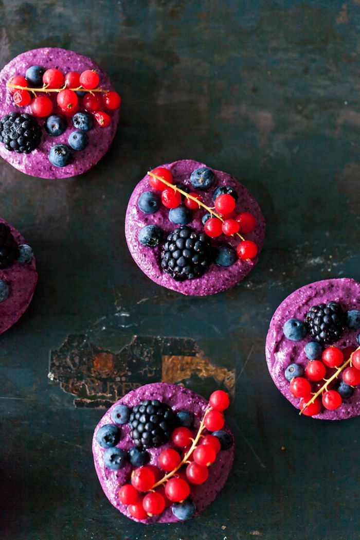 Ozdobte mini-koláč s fialovým krémom a bobuľami, krásne a lahodné dezerty pre vašu párty