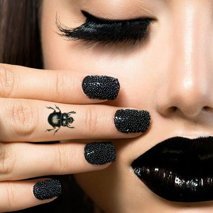 tatuiruotė motyvai moteris deco ant pirštų vabalas nagų dizainas su akmenimis juodos lūpos blakstienos